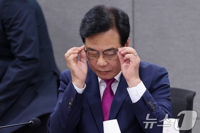 송언석 국민의힘 비상대책위원장 겸 원내대표가 24일 오후 서울 여의도 국회의원회관에서 열린 '한미 관세협상, 농축산물 시장개방 확대 검토 관련 농민단체 초청 긴급간담회'에 참석해 안경을 고쳐쓰고 있다. 2025.7.24/뉴스1 ⓒ News1 안은나 기자