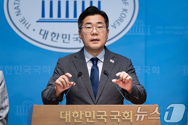 박찬대 더불어민주당 당대표 후보가 25일 서울 여의도 국회 소통관에서 기자회견을 열고 윤석열 전 대통령 내란 사태에서 '인간 방패' 역할을 한 국민의힘 국회의원 45명에 대한 제명 촉구 결의안 발의를 밝히고 있다. 2025.7.25/뉴스1 ⓒ News1 유승관 기자