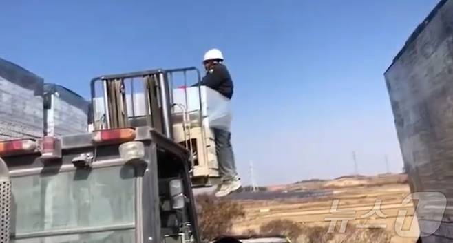 전남 나주시의 한 벽돌공장에서 외국인 노동자를 인권유린한 장면이 담긴 영상의 한 부분(전남이주노동자인권네트워크 제공. 재판매 및 DB 금지) ⓒ News1 박지현 기자