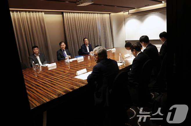 25일 오전 서울 중구 더플라자호텔에서 열린 수련협의체 제1차 회의에서 이형훈 보건복지부 제2차관과 한성존 대한전공의협의회 비상대책위원장 등 정부와 의료계 참석자들이 마주 앉아 있다. 2025.7.25/뉴스1 ⓒ News1 오대일 기자