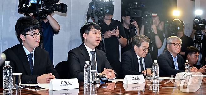 한성존 대한전공의협의회 비상대책위원장(왼쪽 두번째)이 25일 오전 서울 중구 더 플라자 호텔에서 열린 수련협의체 제1차 회의에서 인사말을 하고 있다. (공동취재) 2025.7.25/뉴스1 ⓒ News1 오대일 기자