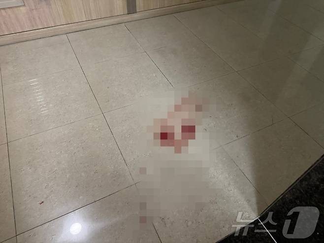 21일 총기 사고가 발생한 인천시 송도국제도시 한 아파트 현장에 혈흔이 묻어있다. 2025.7.21/뉴스1 ⓒ News1 박소영 기자