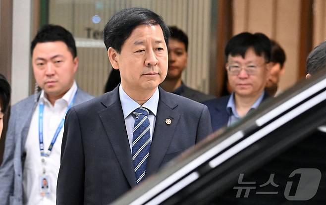 한미 '2+2 통상협상'을 위해 미국 출국이 예정됐던 구윤철 경제부총리 겸 기획재정부 장관이 24일 오전 미국 측의 일정 변경으로 인해 출국이 취소되자 인천국제공항 제2터미널을 나서고 있다. (공동취재) 2025.7.24/뉴스1 ⓒ News1 황기선 기자