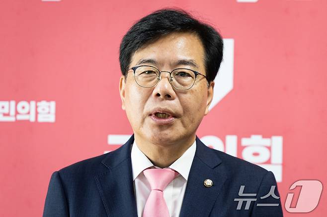 송언석 국민의힘 비상대책위원장 겸 원내대표가 25일 서울 여의도 국회에서 김건희 특검의 김선교 의원실 압수수색 관련 브리핑을 하고 있다. 2025.7.25/뉴스1 ⓒ News1 유승관 기자