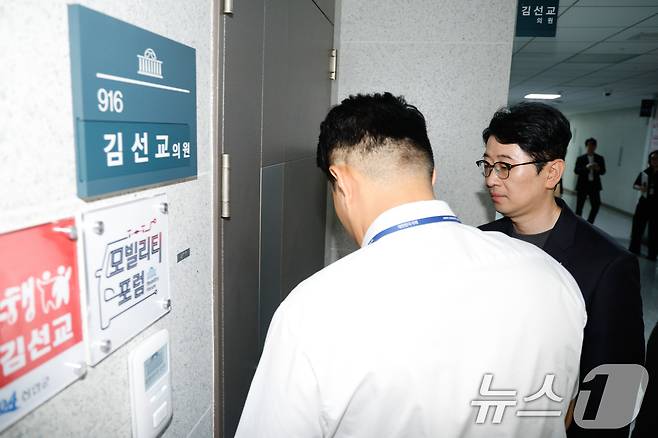 김건희 여사의 각종 의혹을 수사하는 민중기 특별검사팀이 '양평 고속도로 특혜 의혹' 관련 김선교 국민의힘 의원실 압수수색에 나선 25일 서울 여의도 국회의원회관 김 의원실에 주진우 의원이 들어가고 있다. 2025.7.25/뉴스1 ⓒ News1 안은나 기자