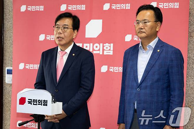 송언석 국민의힘 비상대책위원장 겸 원내대표가 25일 서울 여의도 국회에서 김건희 특검의 김선교 의원실 압수수색 관련 브리핑을 하고 있다. 오른쪽은 유상범 원내수석부대표. 2025.7.25/뉴스1 ⓒ News1 유승관 기자