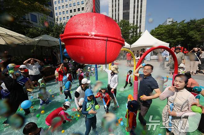 전국 대부분 지역에 폭염특보가 내려진 25일 오전 서울 종로구 연지물놀이터를 찾은 어린이들이 물놀이를 하며 더위를 식히고 있다. 2025.7.25/뉴스1 ⓒ News1 장수영 기자