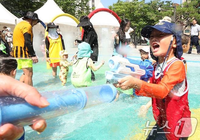 전국 대부분 지역에 폭염특보가 내려진 25일 오전 서울 종로구 연지물놀이터를 찾은 어린이가 물놀이를 하며 더위를 식히고 있다. 2025.7.25/뉴스1 ⓒ News1 장수영 기자