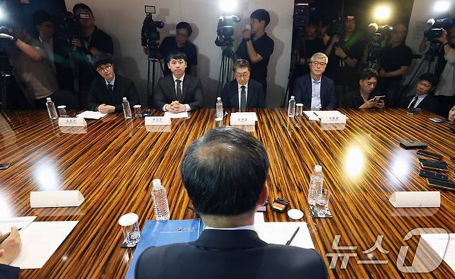 25일 오전 서울 중구 더플라자호텔에서 열린 수련협의체 제1차 회의에서 김원섭 수련병원협의회장(오른쪽 두번째)과 한성존 대한전공의협의회 비상대책위원장(왼쪽 두번째) 등 의료계 참석자들이 이형훈 보건복지부 2차관의 모두발언을 경청하고 있다. 2025.7.25/뉴스1 ⓒ News1 오대일 기자