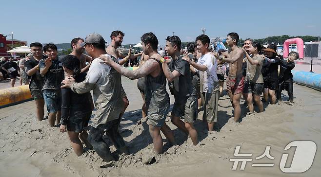 제28회 보령머드축제가 개막한 25일 충남 보령 대천해수욕장 머드엑스포광장을 찾은 관광객들이 축제를 즐기고 있다. 2025.7.25/뉴스1 ⓒ News1 김기태 기자