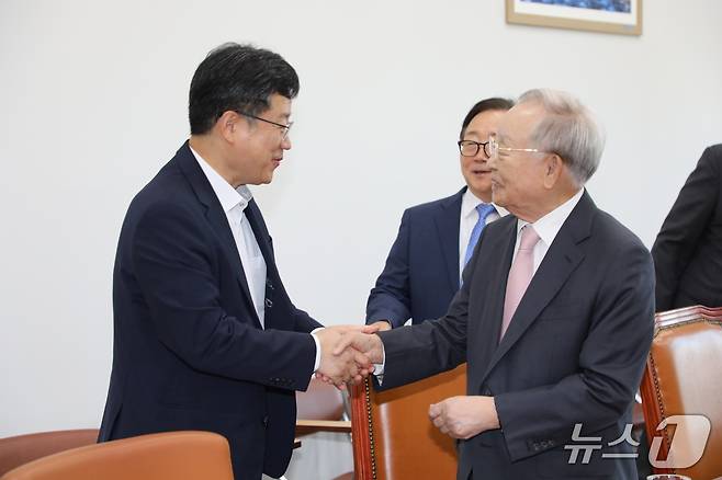 손경식 한국경영자총협회 회장이 25일 안호영 국회 환경노동위원장을 만나 노조법 개정안에 대한 우려를 전했다. (사진제공 =  한국경영자총협회)