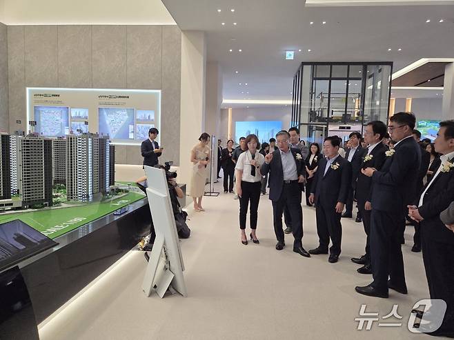 25일 경기도 남양주시 별내동에 위치한 남양주 왕숙 A-1, A-2 블록 주택전시관에서 (왼쪽부터) 이한준 LH 사장과 주광덕 남양주시장, 김규철 국토교통부 주택토지실장이 이야기를 나누고 있다. /뉴스1 ⓒ News1 황보준엽 기자