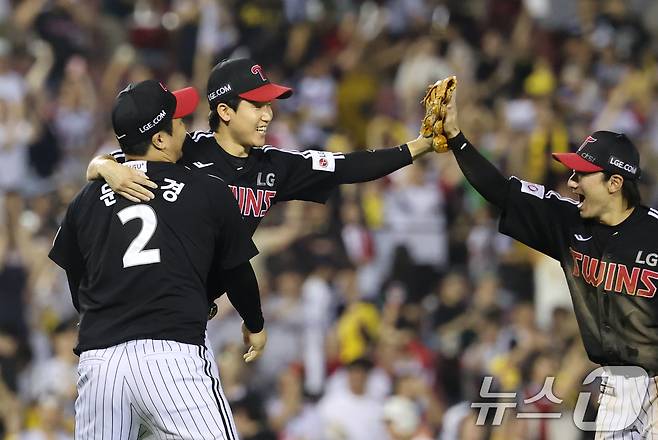 25일 서울 송파구 잠실야구장에서 열린 프로야구 '2025 신한 SOL뱅크 KBO 리그' LG 트윈스와 두산 베어스의 경기, 5:6으로 뒤진 두산의 9회말 공격 2사 1,3루 상황에서 LG 3루수 구본혁이 두산 이유찬의 파울 타구를 호수비로 잡아낸 후 동료들의 축하를 받고 있다. 2025.7.25/뉴스1 ⓒ News1 오대일 기자