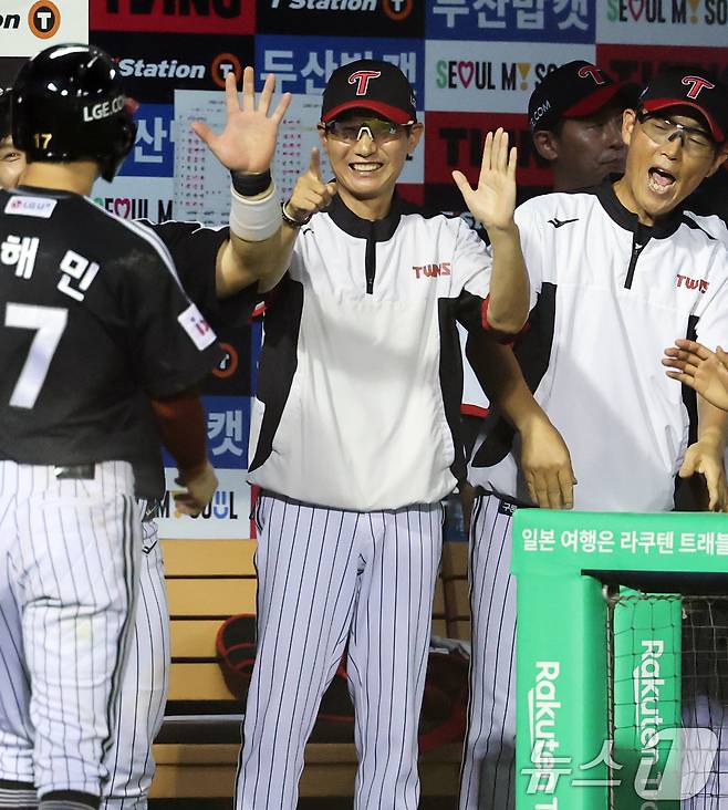 25일 서울 송파구 잠실야구장에서 열린 프로야구 '2025 신한 SOL뱅크 KBO 리그' LG 트윈스와 두산 베어스의 경기, 4:4로 팽팽히 맞선 9회초 LG 공격 2사 만루 상황에서 문성주의 역전 2타점 적시타 때 득점한 박해민이 염경엽 감독의 축하를 받고 있다. 2025.7.25/뉴스1 ⓒ News1 오대일 기자