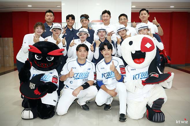 KT 장성우, 고영표가 양궁 국가대표 선수단과 기념사진을 찍고 있다. 사진 | KT 위즈