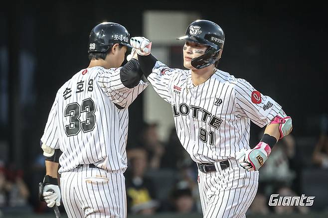 윤동희가 홈런을 친 뒤 손호영과 세리머니를 펼치고 있다. 사진 | 롯데 자이언츠