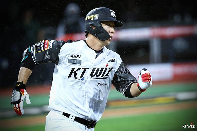 이정훈이 수원케이티위즈파크에서 열린 2025 KBO리그 LG전에서 안타를 때리고 있다. 사진 | KT 위즈