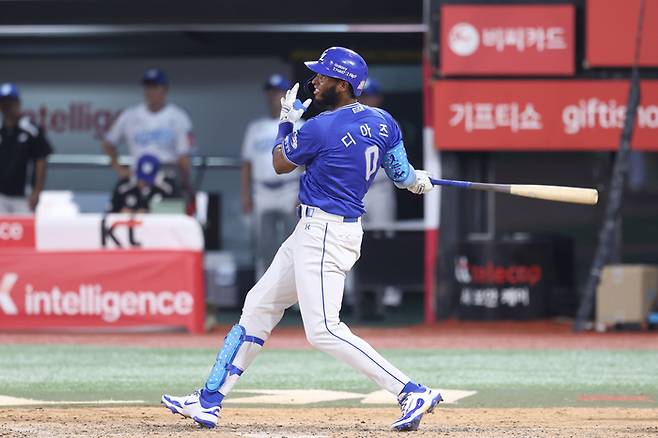 삼성 디아즈가 25일 수원케이티위즈파크에서 열린 2025 KBO리그 KT전에서 9회초 솔로포를 때리고 있다. 사진 | 삼성 라이온즈