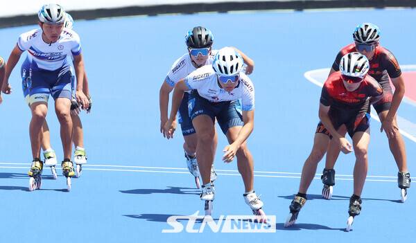 25일 제천롤러스포츠경기장에서 치러진 '제20회 아시아 롤러스케이팅 선수권대회' 스피드트랙 남자 주니어 3,000m 계주에서 한국이 1위로 결승선을 통과하고 있다. /사진(제천)=강명호 기자