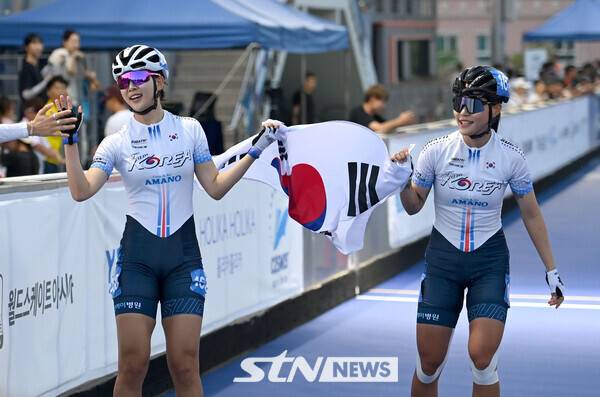 24일 오후 충북 제천시에 위치한 어울림체육관에서 열린 '제20회 아시아 롤러스케이팅 선수권대회' 스피드 트랙 여자 1,000m 스프린트에 출전한 박민정(안동시청, 왼쪽)과 권부송(안양시청)이 메달을 획득한 후 세레모니를 하고 있다. /사진(제천)=김종원 기자
