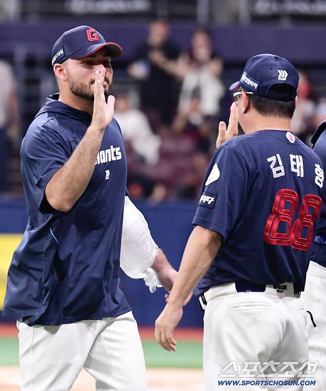 24일 서울 고척스카이돔에서 열린 키움과 롯데의 경기. 롯데가 키움에 승리하며 위닝시리즈를 달성했다. 경기 종료 후 감보아와 하이파이브를 나누고 있는 김태형 감독. 고척=송정헌 기자songs@sportschosun.com/2025.07.24/