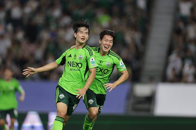 Jeonju World Cup Stadium/ K League 1/ Jeonbuk Hyundai Motors vs Gangwon FC/ Jeonbuk Kim Jin -kyu scores, Kang Sang -yoon/ Goal Ceremony/ Photo