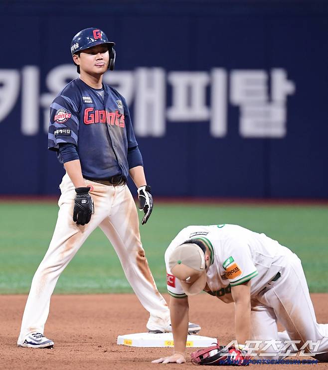 24일 서울 고척스카이돔에서 열린 키움과 롯데의 경기. 7회 선두타자 안타를 치고 2루 도루까지 성공시킨 롯데 손호영. 고척=송정헌 기자songs@sportschosun.com/2025.07.24/