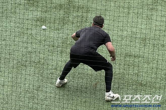 LG 트윈스 오스틴 딘이 19일 잠실구장에서 수비 펑고를 받고 있다. 잠실=권인하 기자