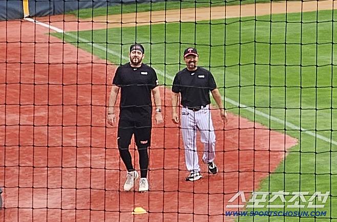 LG 트윈스 오스틴 딘과 김용일 코치와 함께 19일 잠실구장에서 훈련하고 있다. 잠실=권인하 기자