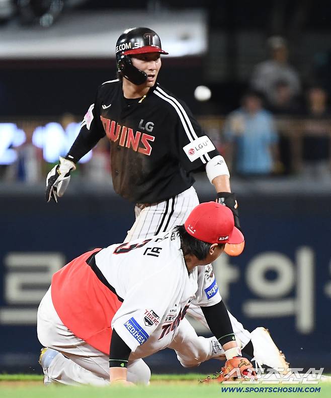 22일 광주 기아 챔피언스필드에서 열린 LG-KIA전. 6회초 무사 1루 문성주의 3루 땅볼 때 위즈덤이 2루로 송구했지만 김선빈이 포구에 실패하고 있다. 광주=정재근 기자 cjg@sportschosun.com/2025.7.22/