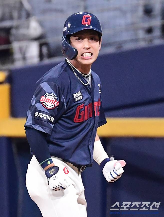 24일 서울 고척스카이돔에서 열린 키움과 롯데의 경기. 5회초 1타점 적시타를 날린 황성빈. 고척=송정헌 기자songs@sportschosun.com/2025.07.24/