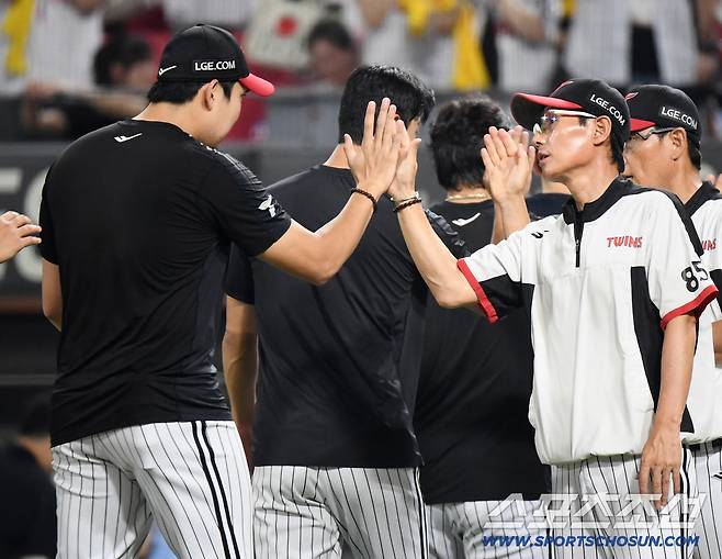24일 광주 기아 챔피언스필드에서 열린 LG-KIA전. LG가 8대0으로 승리하며 4연승을 거뒀다. 염경엽 감독이 손주영과 하이파이브하고 있다. 광주=정재근 기자 cjg@sportschosun.com/2025.7.24/