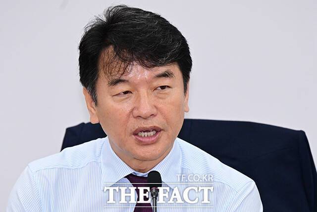 문진석 원내운영수석부대표는 22일 CBS 라디오 '뉴스쇼'에 출연해 "일반적인 직장 내 갑질과 보좌진과 의원 관계에서의 갑질은 약간 성격이 다르다"며 "너무 가까운 사이다 보니 거리낌 없이 심부름을 시키는 경우가 있다"고 두둔했다. /남윤호 기자