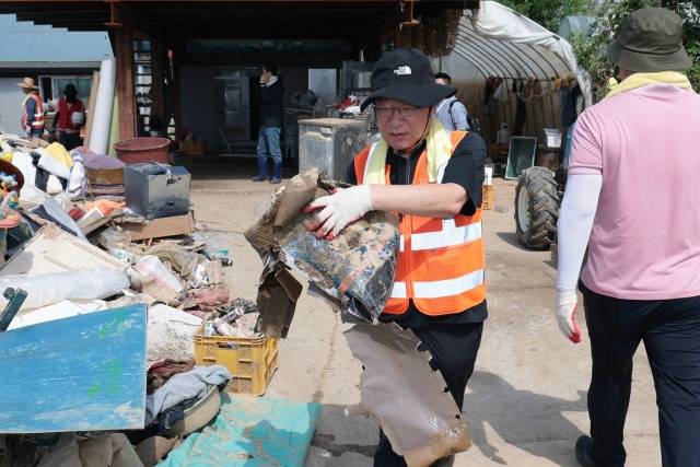 국민의힘 송언석 비상대책위원장과 김정재 정책위의장, 정점식 사무총장을 포함한 의원 40여 명이 22일 충남 예산을 방문했고, 김문수 당대표 예비후보도 같은 곳을 찾아 복구 작업에 참여했다. /정점식 사무총장 SNS