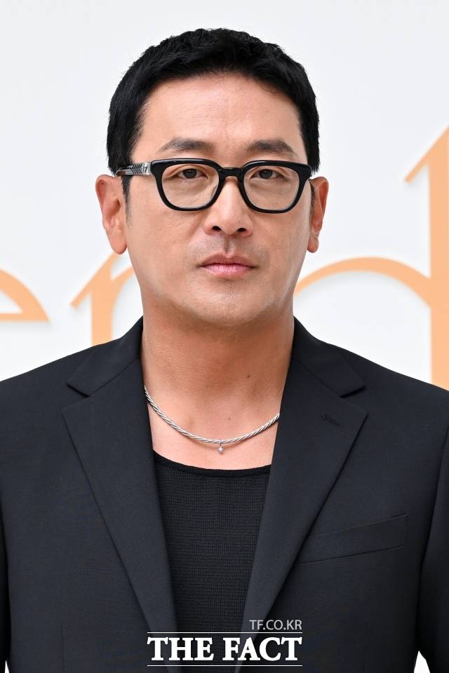 하정우가 SNS상에서 부적절한 댓글 소통으로 뭇매를 맞고, 결국 사과했다. "별명 지어달라"는 팬의 요청에 팬의 이름을 활용한 '최음제'로 댓글을 달아 도마에 올랐다. /서예원 기자