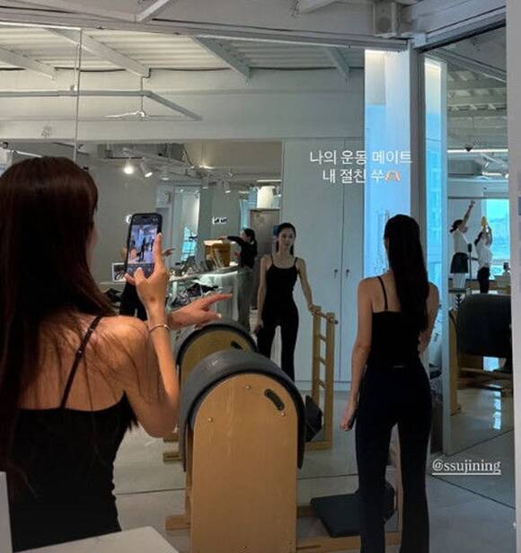 배우 김성은(왼쪽)이 자신의 소셜미디어에 박수진과 함께 운동하고 있는 사진을 업로드했다. /김성은 SNS