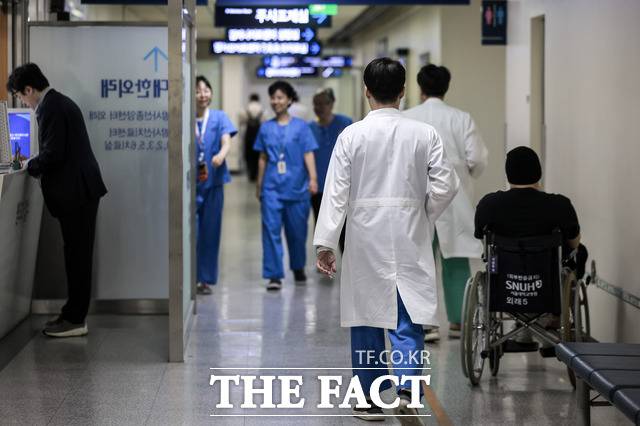 서울시내 대학병원에서 의료진이 이동하고 있다. /뉴시스