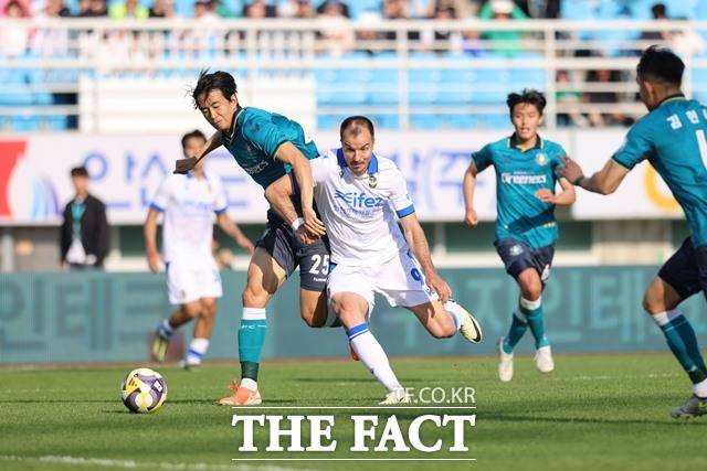 27일 격돌하는 1위 인천과 12위 안산의 올 시즌 대결 장면./K리그