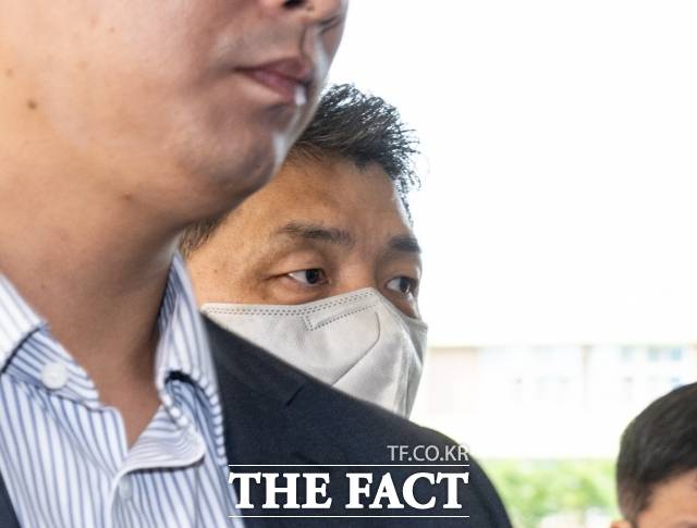 김범수 카카오 경영쇄신위원장이 30일 오전 서울 양천구 서울남부지방법원에서 열린 '자본시장법 위반' 혐의 공판에 출석하고 있다. /박헌우 기자