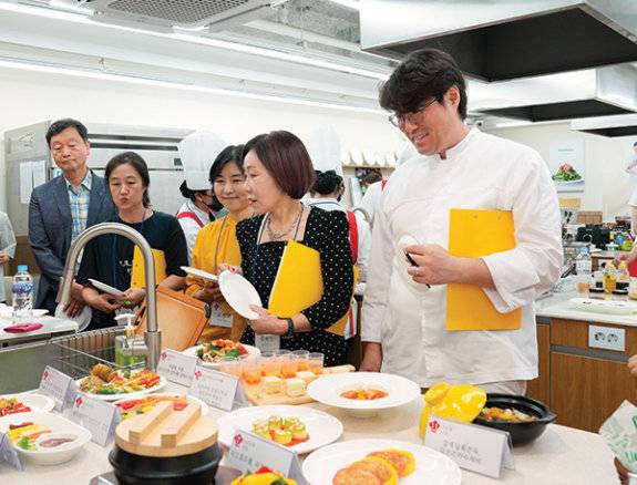 심사위원들은 완성된 요리를 시식하며 참가자들의 레시피를 평가했다.