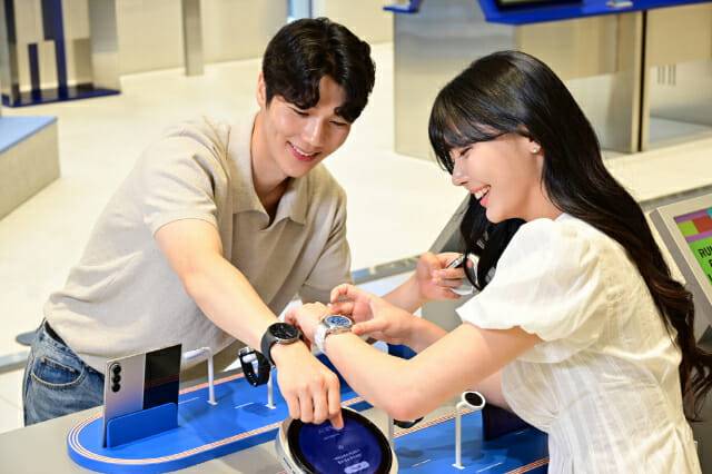 삼성스토어 홍대 '갤럭시 스튜디오'에서 '갤럭시 워치8'과 '갤럭시 워치8 클래식'을 체험하는 모습 (사진=삼성전자)
