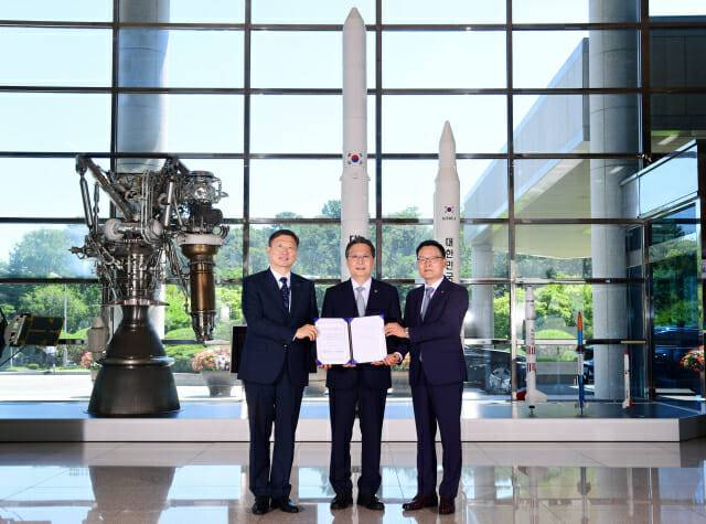대전 한국항공우주연구원에서 진행된 '누리호 기술이전 계약' 체결식에 참석한 한화에어로스페이스, 항우연, 우주청 관계자들이 함께 기념사진을 찍고 있다. (사진=한화에어로스페이스)