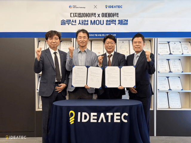 (가운데 왼쪽부터) 이정수 이데아텍 대표, 홍동훈 디지털아이텍 대표 (사진=이데아텍)