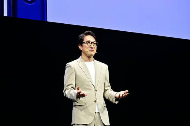최원준 삼성전자 MX사업부 COO가 7월 9일 뉴욕 브루클린 듀갈 그린하우스에서 열린 갤럭시 언팩 2025에서 새로운 인터페이스 '원 UI 8'을 설명하고 있다. (사진=삼성전자 뉴스룸)