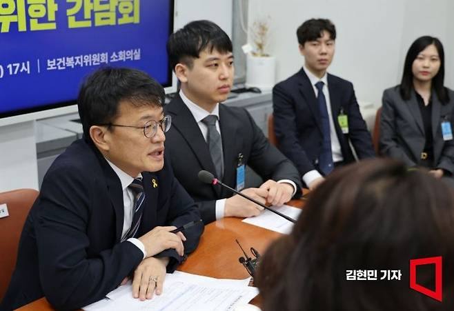 국회 보건복지위원회 박주민 위원장(맨 왼쪽)이 지난 14일 국회에서 대한전공의협의회와 중증·핵심의료 재건을 위한 간담회를 하고 있다. 사진=김현민 기자