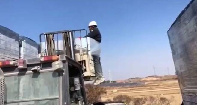 전남 나주에서 이주노동자를 벽돌제품과 함께 결박해 지게차로 들어 올리는 영상이 공개돼 논란이 되고있다. 전남이주노동자인권네크워크 제공.