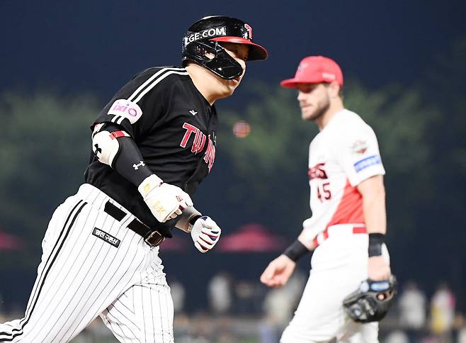24일 광주 기아 챔피언스필드에서 열린 LG-KIA전. 8회초 무사 2, 3루 김현수가 스리런포를 친 후 그라운드를 돌고 있다. /정재근 스포츠조선 기자