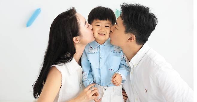 지난해 7월 나보름(왼쪽)·이승환씨 부부가 아들 태서군의 두 돌 생일을 맞아 찍은 기념 사진. 엄마 무릎 위에서 자지러지듯 잘 웃는 영상이 광고 화면을 타며 일약 동네의 스타가 된 태서는 여전히 잘 웃는 아이로 성장하고 있다. 나씨는“한 생명을 낳고 기른다는 건 정말 쉽지 않지만, 그만큼의 행복은 다른 무엇과도 비교할 수 없는 것 같다”고 했다. /나보름씨 제공