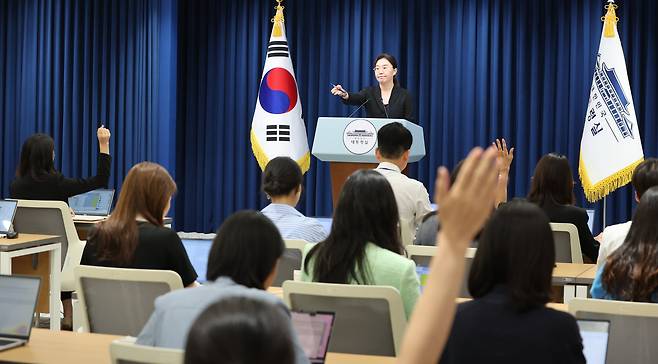 강유정 대통령실 대변인이 24일 서울 용산 대통령실 청사에서 대통령 주재 수석보좌관 회의 관련 브리핑을 하고 있다./뉴스1
