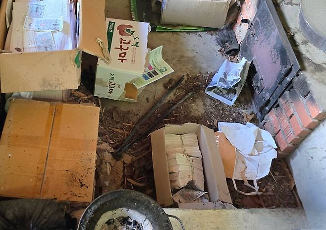 경북 영양군의 가정집 아궁이에서 무더기로 발견된 지역화폐. /독자 제공